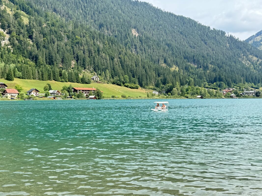 Supmaran je inovativan, prijenosni “katamaran” dizajn koji kombinira dvije neovisne SUP daske i stabilan okvir u jednom dijelu opreme. Ideja se rodila prije 30 godina, kada je nadahnuti entuzijast jedrenja na dasci osmislio prvu transformaciju dviju ostarjelih dasaka u plovilo namijenjeno opuštenim vodenim avanturama.