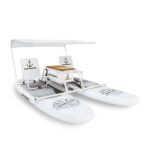 SUPMaRaN je inovativan, prijenosni “katamaran” dizajn koji kombinira dvije neovisne SUP daske i stabilan okvir u jednom dijelu opreme. Ideja se rodila prije 30 godina, kada je nadahnuti entuzijast jedrenja na dasci osmislio prvu transformaciju dviju ostarjelih dasaka u plovilo namijenjeno opuštenim vodenim avanturama.