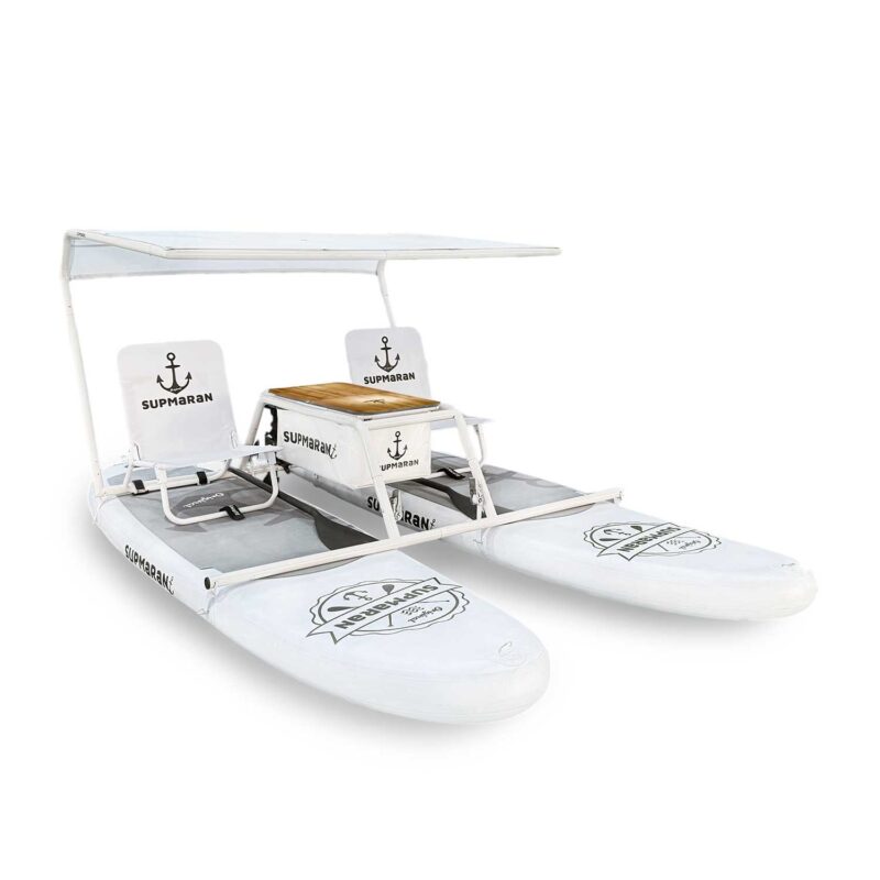 SUPMaRaN je inovativan, prijenosni “katamaran” dizajn koji kombinira dvije neovisne SUP daske i stabilan okvir u jednom dijelu opreme. Ideja se rodila prije 30 godina, kada je nadahnuti entuzijast jedrenja na dasci osmislio prvu transformaciju dviju ostarjelih dasaka u plovilo namijenjeno opuštenim vodenim avanturama.