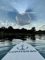 Supmaran je inovativan, prijenosni “katamaran” dizajn koji kombinira dvije neovisne SUP daske i stabilan okvir u jednom dijelu opreme. Ideja se rodila prije 30 godina, kada je nadahnuti entuzijast jedrenja na dasci osmislio prvu transformaciju dviju ostarjelih dasaka u plovilo namijenjeno opuštenim vodenim avanturama.